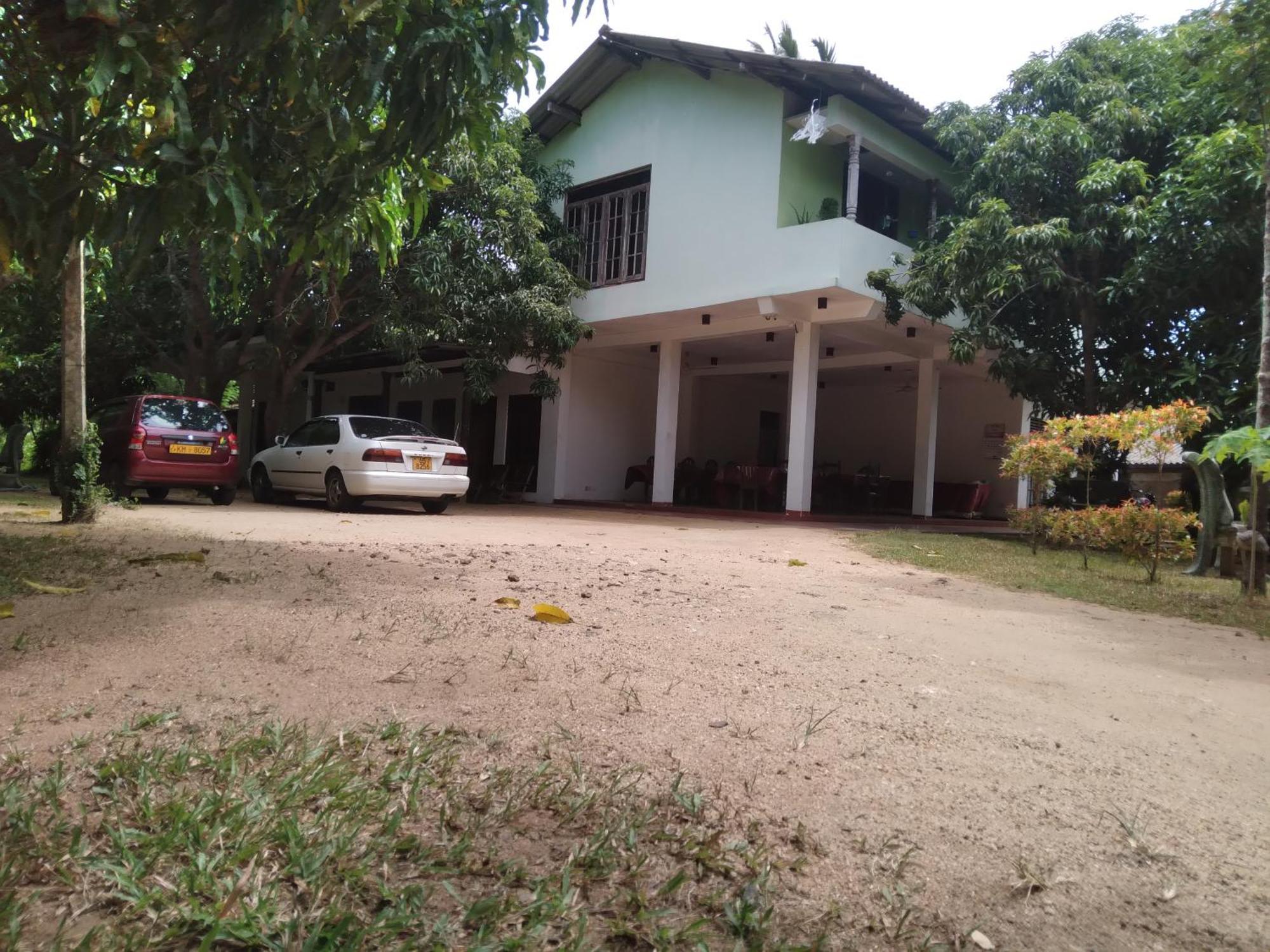Jayaru Guest House 폴로나루와 외부 사진