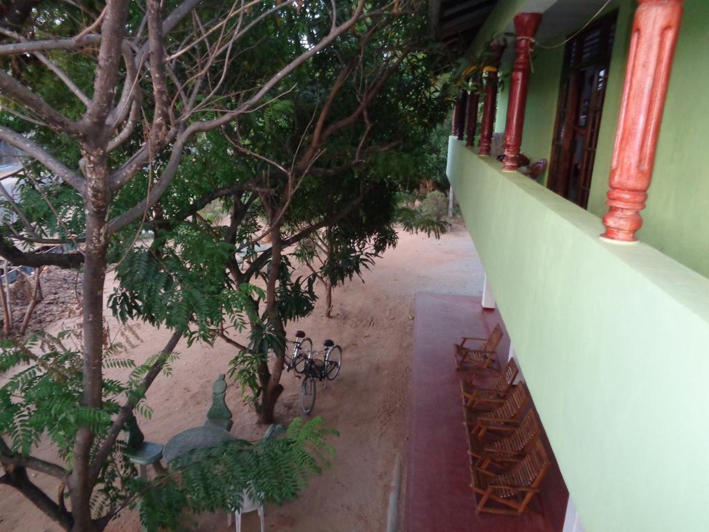 Jayaru Guest House 폴로나루와 외부 사진