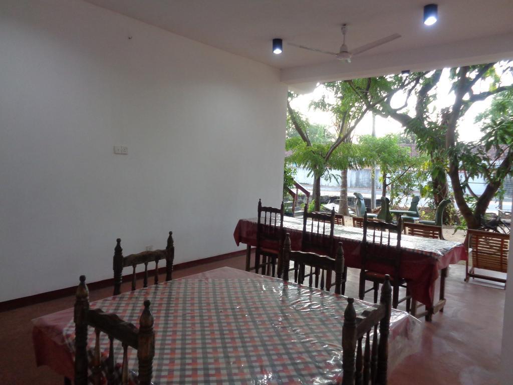 Jayaru Guest House 폴로나루와 외부 사진