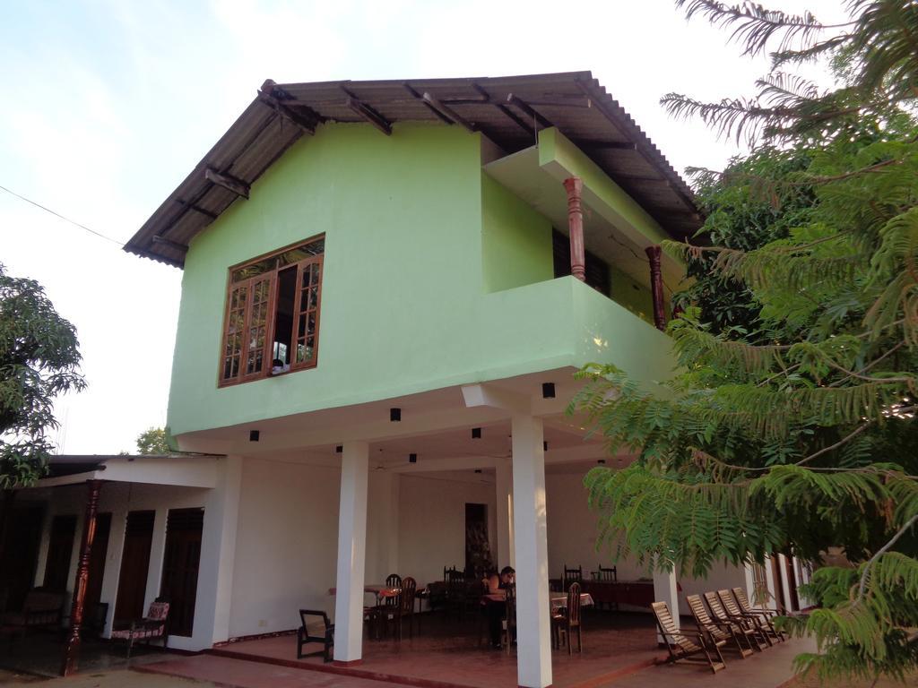 Jayaru Guest House 폴로나루와 외부 사진