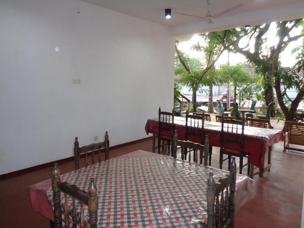 Jayaru Guest House 폴로나루와 외부 사진