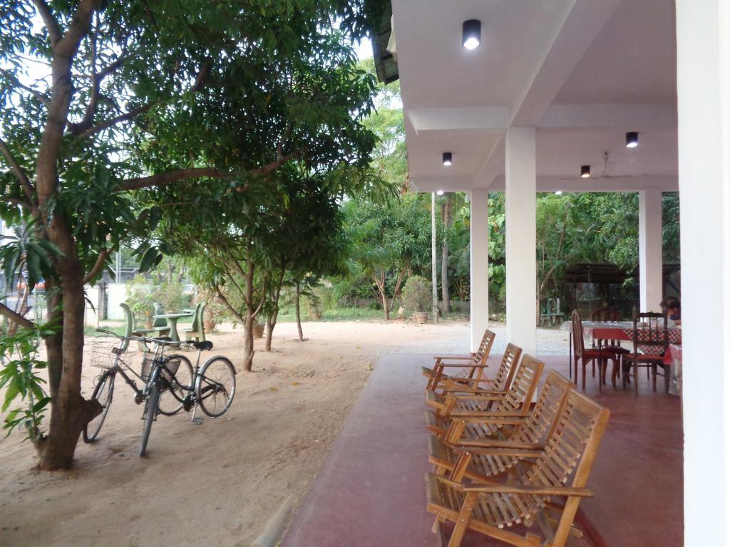 Jayaru Guest House 폴로나루와 외부 사진