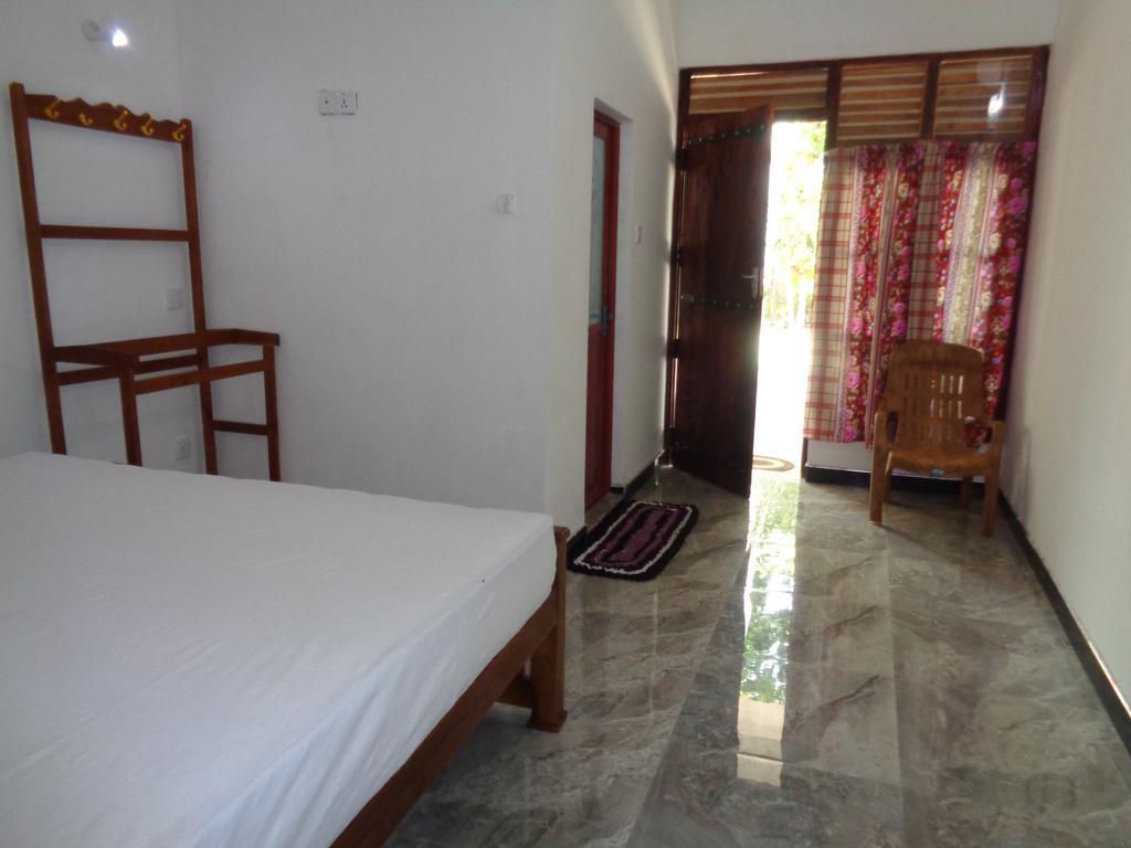 Jayaru Guest House 폴로나루와 외부 사진
