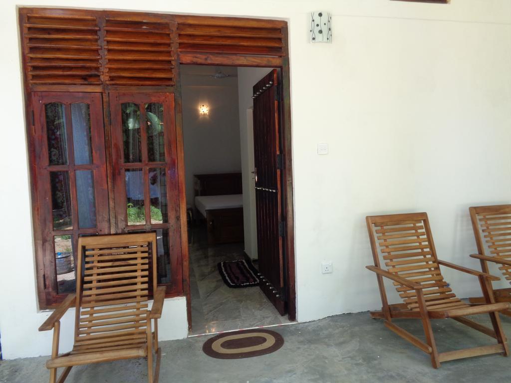 Jayaru Guest House 폴로나루와 외부 사진